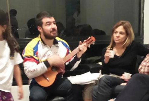 Daniel Ceballos cantó y tocó cuatro con sus familiares y amigos (Fotos)