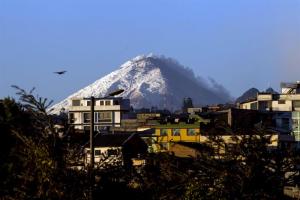 Volcán Cotopaxi de Ecuador lanza pequeñas nubes de material