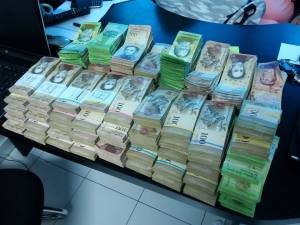 ATROZ: Así se ven físicamente mil euros en bolívares (FOTO)