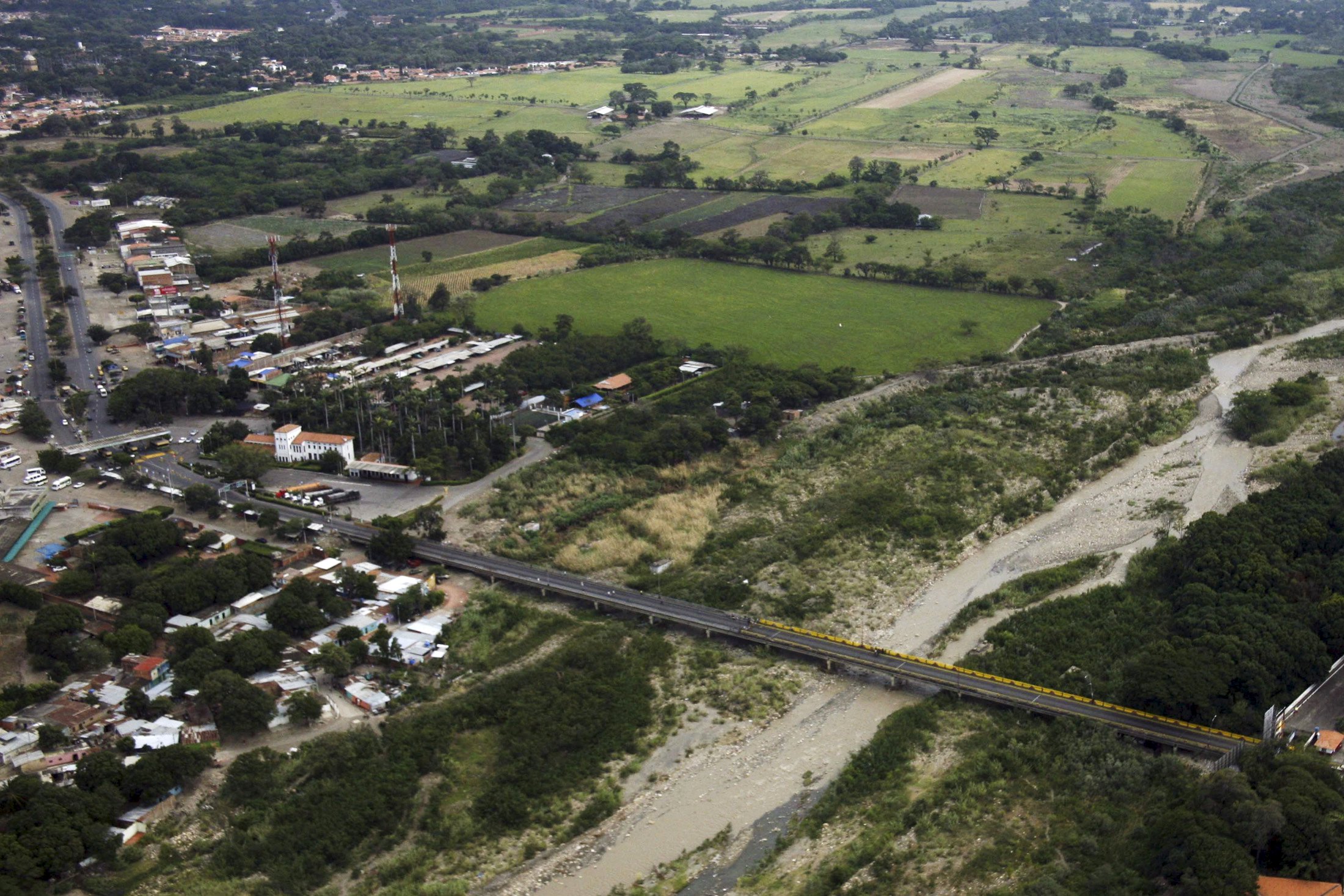 Contrabandistas están botando la gasolina en lavamanos, pocetas y quebradas en Ureña