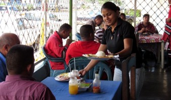Restaurantes reducen menús y contornos por la escasez