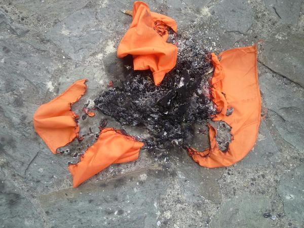Chavistas quemaron bandera de Voluntad Popular