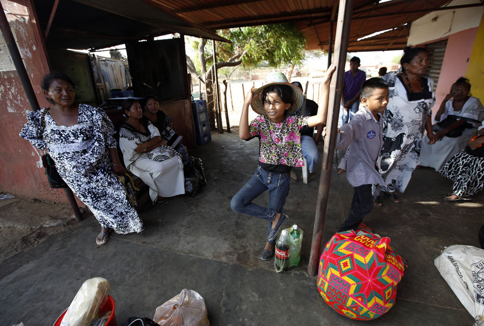 Wayúu caminan horas y pagan a varias personas para cruzar la frontera