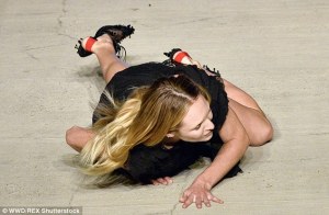 Modelo de Victoria’s Secret se cayó en la pasarela (video y fotos)