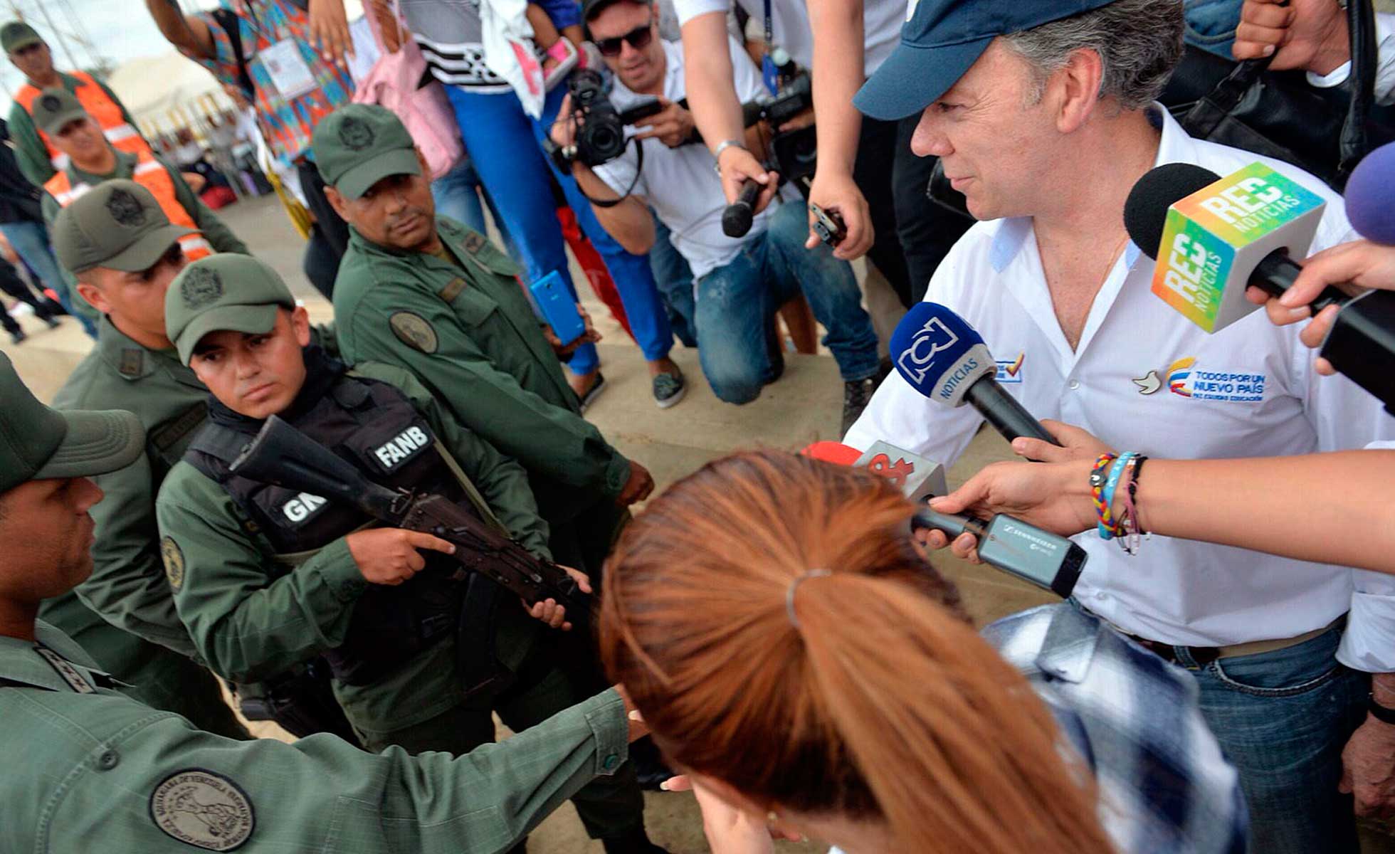 ¡Lección de paz! El simbólico saludo de Santos a funcionarios de la GNB en la frontera (Fotos)