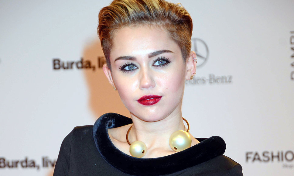 Miley Cyrus escandaliza Instagram al fumarse un “porro” (Foto)