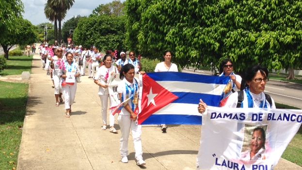 Damas-Blanco-caminando-Avenida-Miramar_CYMIMA20150614_0005_18