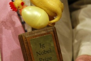 Huevos des-hervidos y gallinas dinosaurio son los ganadores de los premios anti-Nobel
