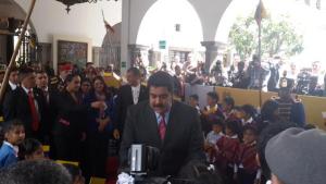 Maduro y Correa saludan a los niños en Quito y Cilia… ¡Congelada! (Video)
