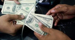 Moneda nacional continúa devaluándose: Simadi cierra casi en los Bs 400