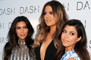 Mira como reaccionó esta Kardashian cuando vio a su ahora “ex” montándole los cuernos (Video)