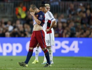 Iniesta se lesiona y enciende nueva alarma en el Barça