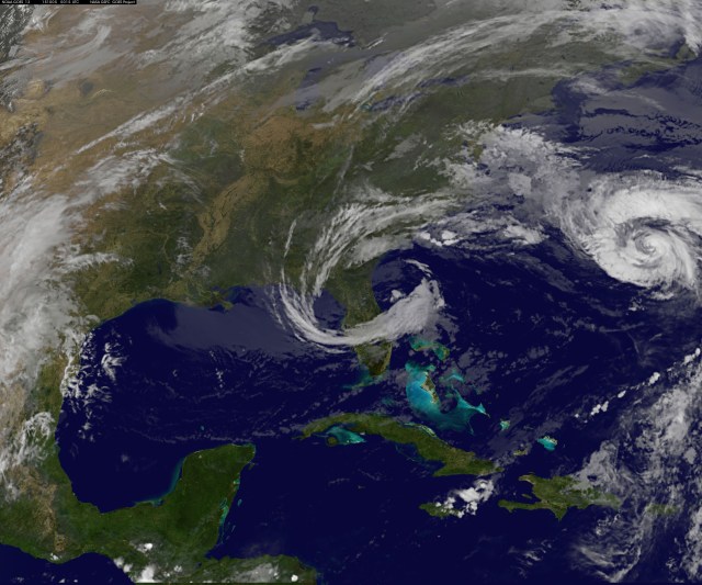 El huracán Joaquin, visto en una imagen satelital fuera de la costa este de Estados Unidos, 5 de octubre de 2015. Joaquín, que ahora es un huracán de categoría 1, comenzó a alejarse de Bermudas, pese a que continúan las condiciones de tormenta tropical en las islas, dijo el lunes el Centro Nacional de Huracanes de Estados Unidos en su más reciente reporte. REUTERS/NOAA GOES Project/Handout via Reuters