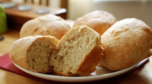 Qué te puede pasar si comes la parte “limpia” del pan con moho