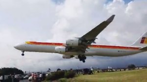 A pocos metros de los carros… así aterrizó este avión en Costa Rica (Video)