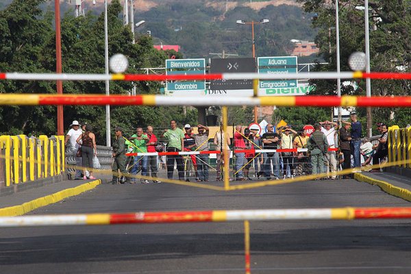 Anuncian sistema de taquilla fronterizo y nuevas placas para vehículos