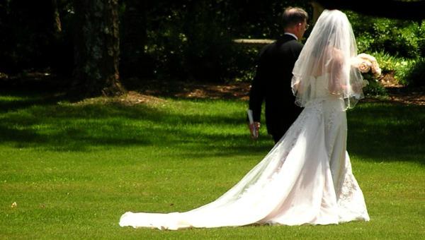 ¡El mejor regalo de bodas! Logra levantarse de su silla de ruedas para acompañar a su hija al altar (VIDEO)