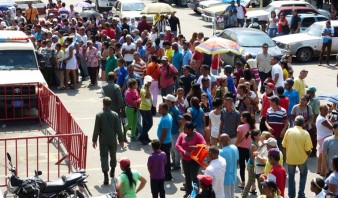 Venta de pollo causó largas colas en Bicentenario de Puerto La Cruz