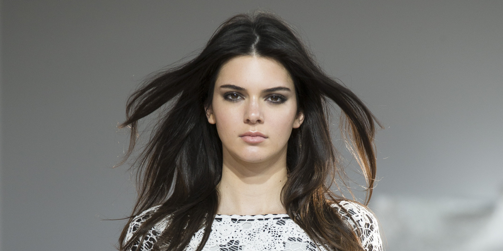 ¡Le va a dar un resfriado! Kendall Jenner celebró sus 20 años con tremendo escote (Fotos)