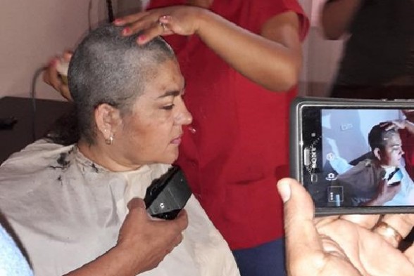Esposa de opositor preso se rapa la cabeza por “cáncer” en la justicia