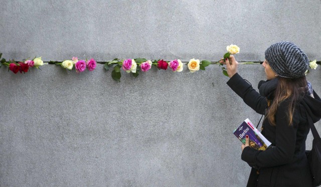 Celebran una ceremonia para recordar los 28 años de la caída del Muro de Berlín