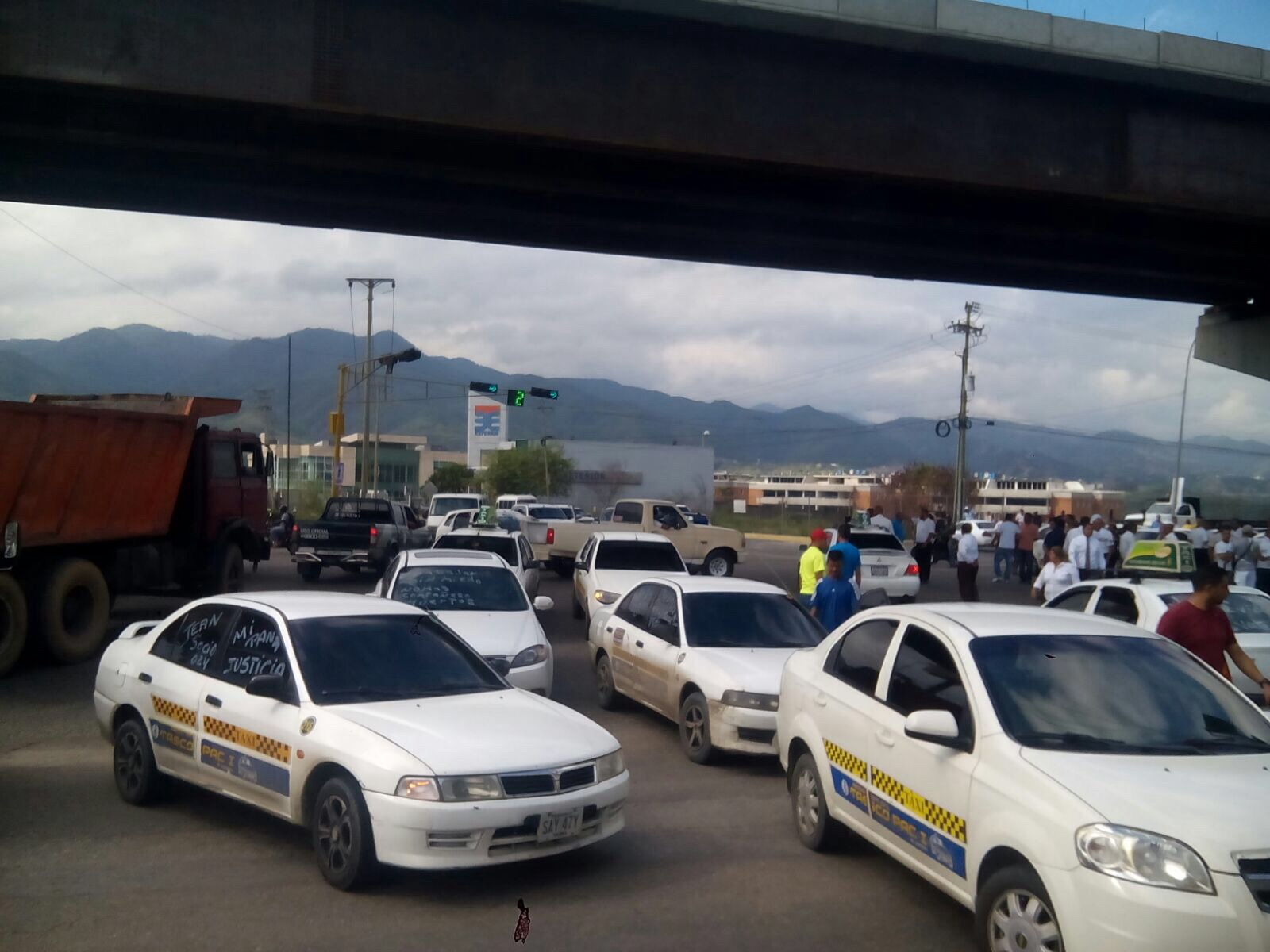 Taxistas trancan la intercomunal Guarenas-Guatire en protesta por la #Inseguridad (Fotos)