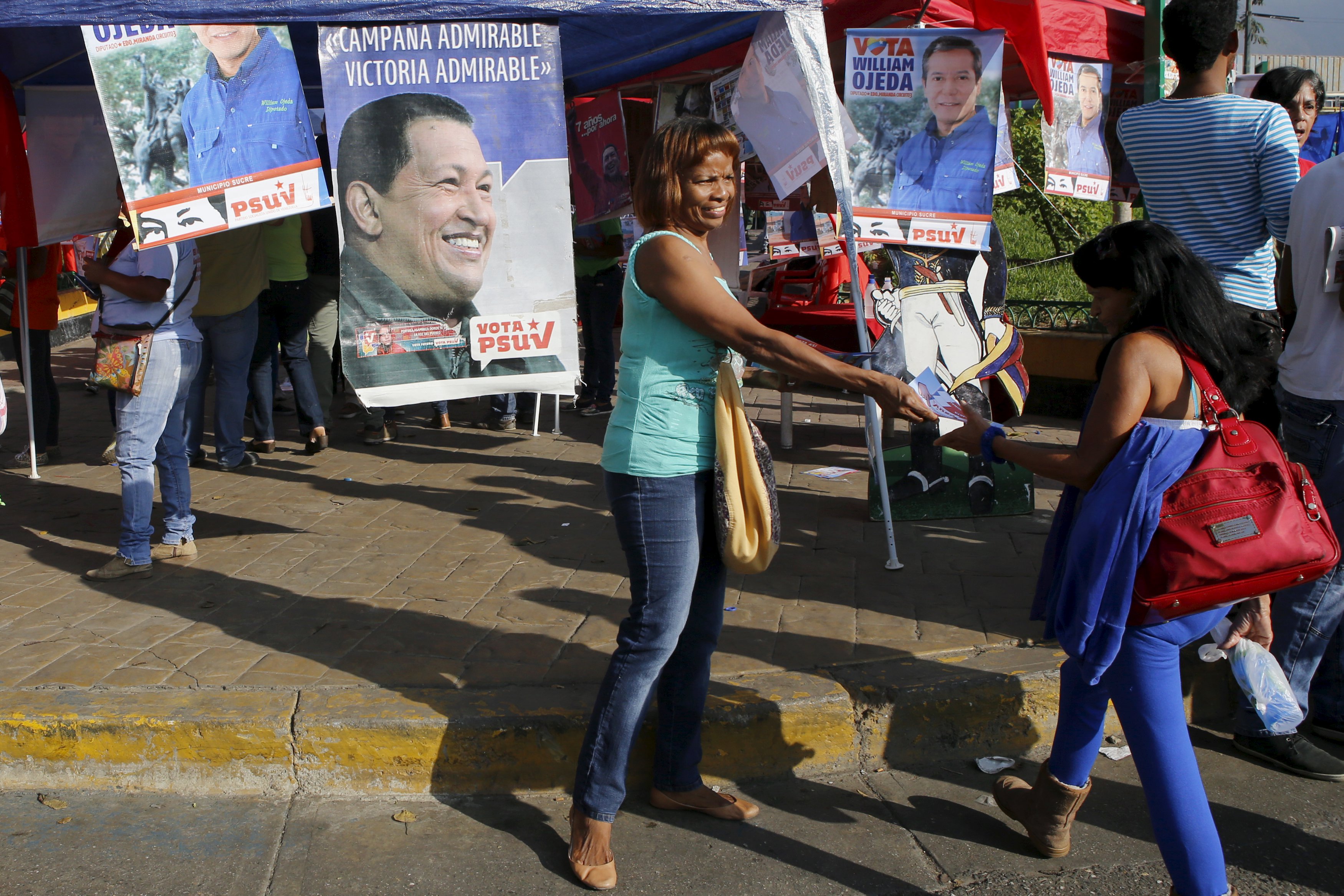 El chavismo enfrenta unas cruciales parlamentarias en un contexto complicado