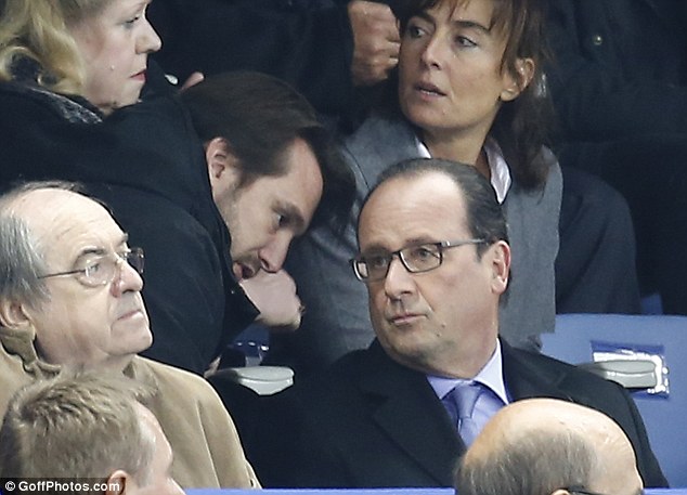 FOTOS del preciso momento en que el presidente francés es informado del ataque