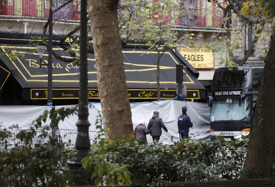 Hallan pasaporte sirio cerca del cuerpo de uno de los autores del atentado en París