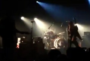 TERRIBLE: El comienzo del tiroteo en teatro Bataclan en pleno concierto de rock (VIDEO)