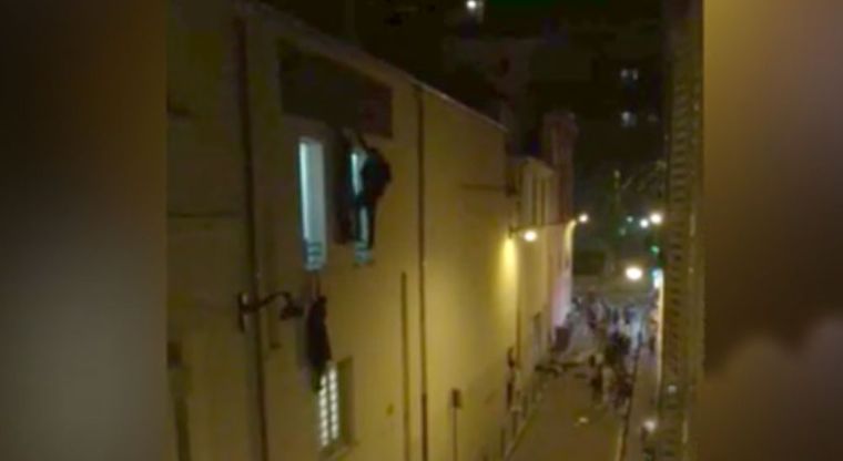 Embarazada que colgaba del balcón de la sala del Bataclan encontró al héroe que salvó su vida (Video)