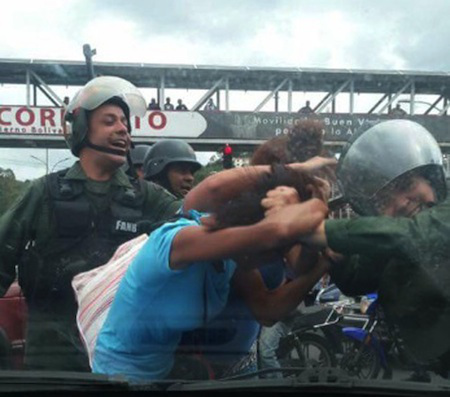 La GNB abre paso a punta de golpes tras protesta en la Panamericana
