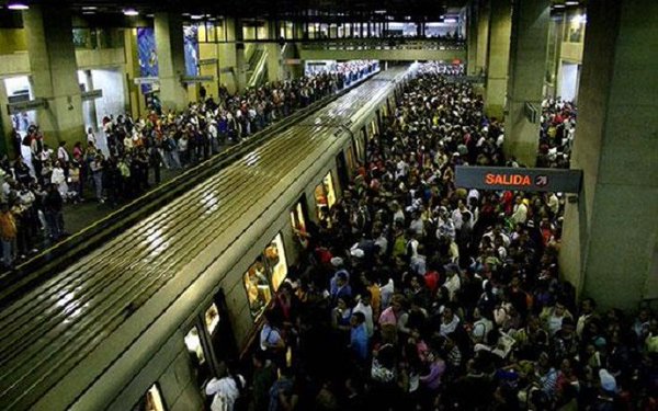 Colapso en el Metro: Operadores aplican vía única entre Chacaíto y Los Dos Caminos