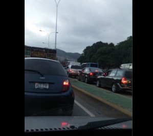Caos vehicular por cierre de la autopista Valle-Coche sentido Plaza Venezuela