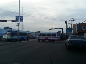 Atraviesan buses en la avenida La Guajira de Maracaibo