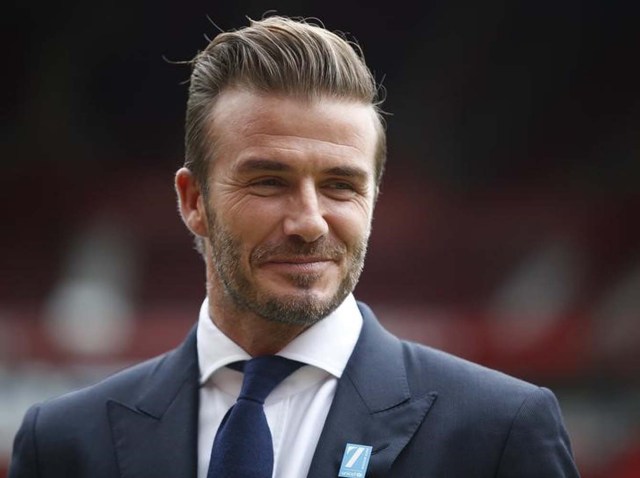 El ex futbolista David Beckham posa para fotógrafos en un partido benéfico a favor de UNICEF en Old Trafford, Manchester, Reino Unido, el 6 de octubre de 2015. El astro del fútbol inglés ya retirado David Beckham, convertido en una celebridad internacional tanto dentro como fuera del campo, fue designado por la revista People como el "hombre vivo más sexy". REUTERS/ Andrew Yates