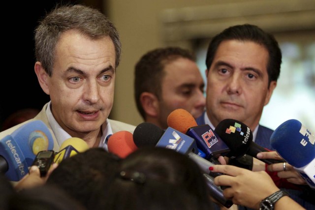 Former Spanish Prime Minister Jose Luis Rodriguez Zapatero addresses the media next to Panama's former president Martin Torrijos after their meeting with  National Electoral Council (CNE) President Tibisay Lucena in Caracas, December 2, 2015. Zapatero and Torrijos were invited by the National Electoral Council (CNE), to join a mission, along with Colombian Senator Horacio Serpa, to accompany the Union of South American Nations (UNASUR) during the upcoming election on December 6. REUTERS/Marco Bello. FOR EDITORIAL USE ONLY. NO RESALES. NO ARCHIVE.