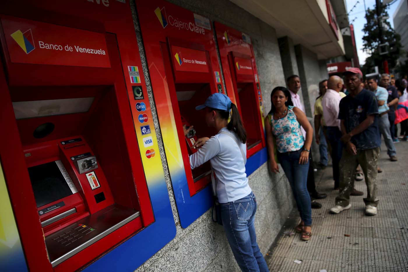 Ciudadanos molestos por falta de dinero en cajeros automáticos