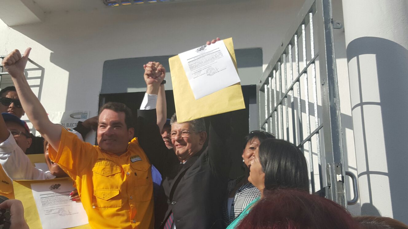 CNE proclama a diputados de la MUD electos en Caracas (FOTOS)