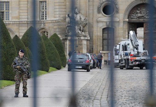 Un carro se estrella contra la entrada al monumento de París