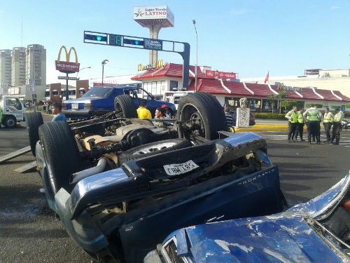 Fuerte choque entre 6 vehículos deja varios heridos en Maracaibo (fotos)