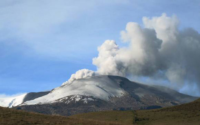 Colombia: cancelan vuelos internos por cenizas del volcán Nevado del Ruiz