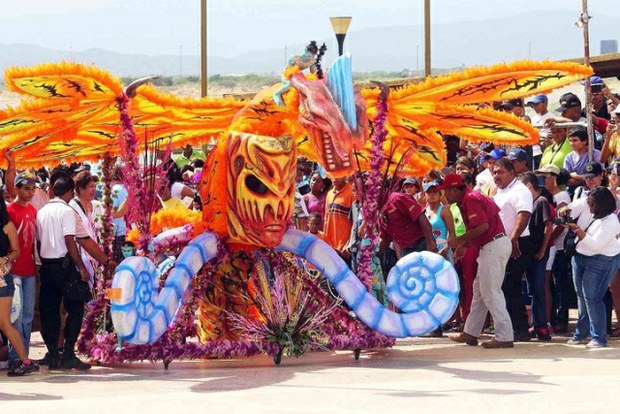 Celebran con desfile del Día de los Inocentes en la Vela de Coro