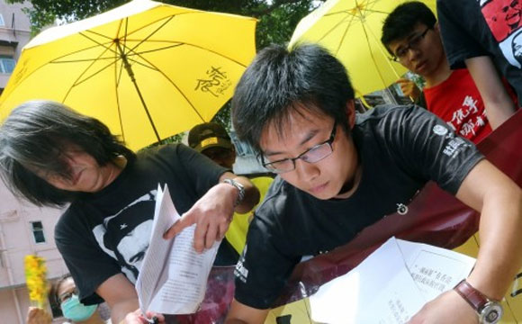 Un millar de manifestantes con paraguas amarillos en Hong Kong