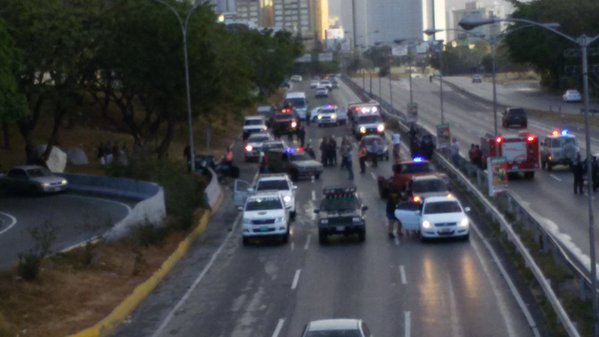 Reportan fuerte accidente en la autopista Francisco Fajardo #1E