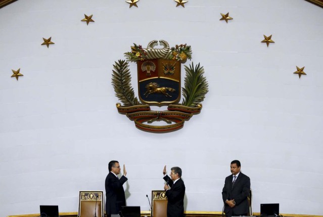 Henry Ramos Allup (C), deputy of Venezuelan coalition of opposition parties (MUD) and president of the National Assembly, takes the oath between first Vice President Enrique Marquez (L) and second Vice President Simon Calzadilla in Caracas, January 5, 2016. Marquez is a member of the New Time (Nuevo Tiempo) opposition party and Calzadilla of the Progressive Movement of Venezuela (Movimiento Progresista de Venezuela) opposition party. REUTERS/Carlos Garcia Rawlins       TPX IMAGES OF THE DAY