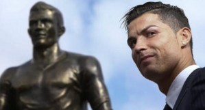Estatua de Cristiano es pintada con el nombre y el número de Messi (FOTO)