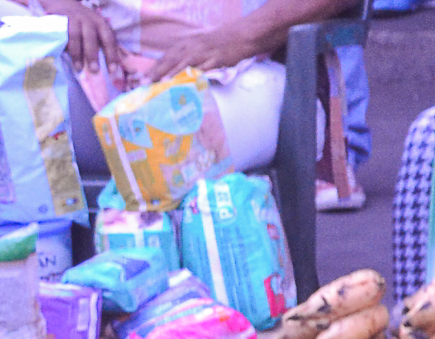 Buhoneros siguen vendiendo pañales en Petare