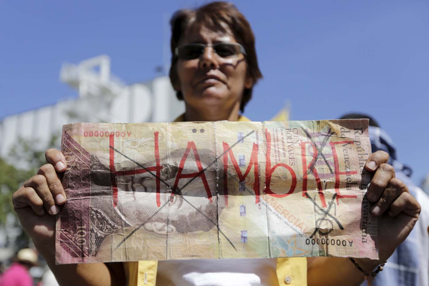 ¡Esto es UN dólar! Explicación de la inflación en Venezuela nivel… billetes de Bs. 2 (Video)