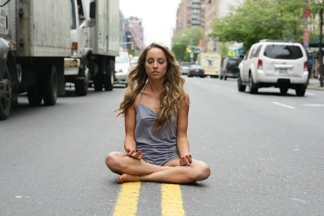 meditacion calle trafico